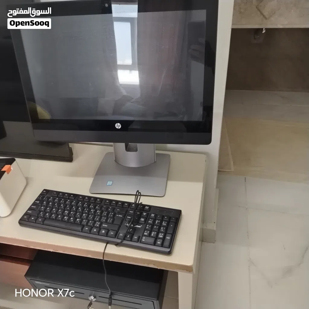 كمبيوتر مع نظام محاسبة
