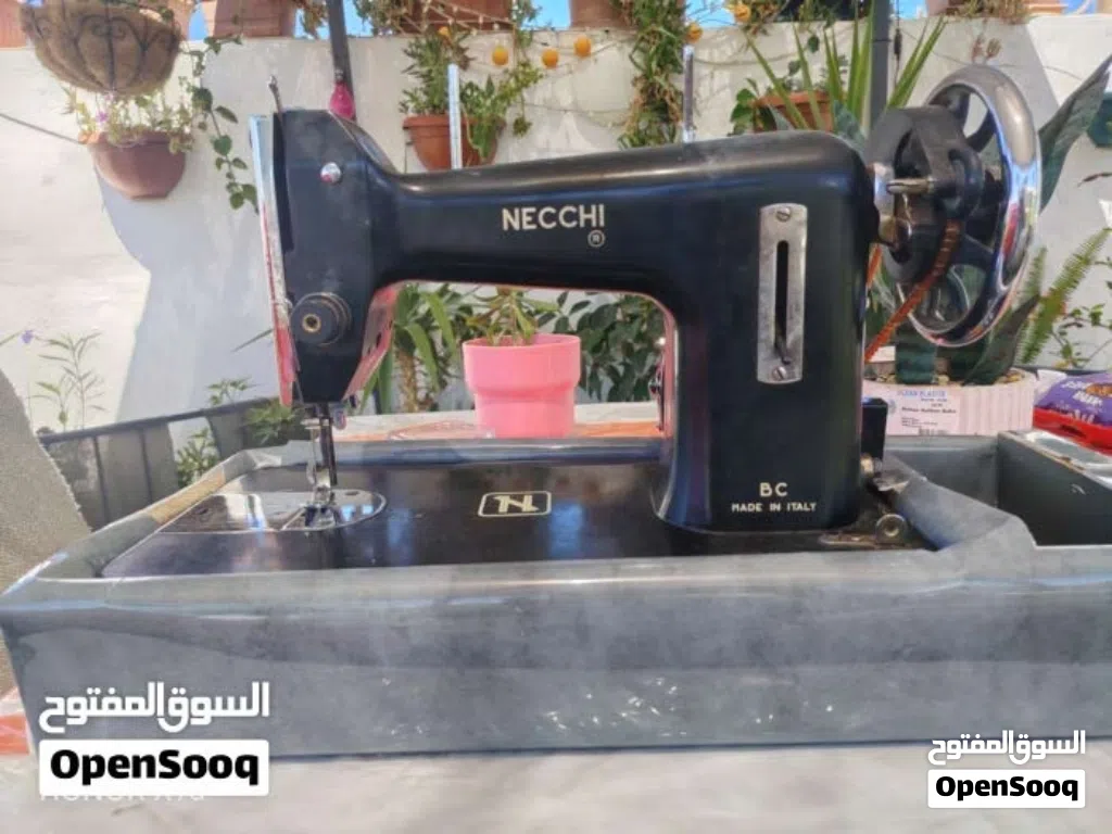ماكينة خياطة NECCHI إيطالية أصلية بحالة ممتازة - صناعة إيطالية