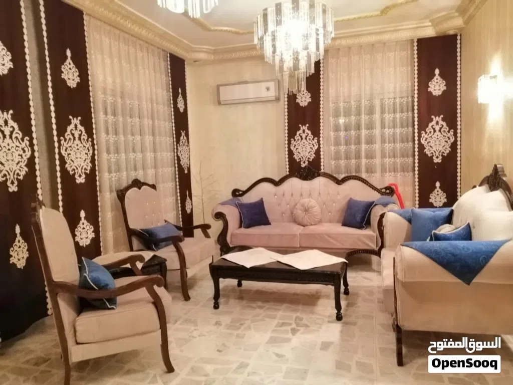 طقم كنب فاخر بحالة ممتازه