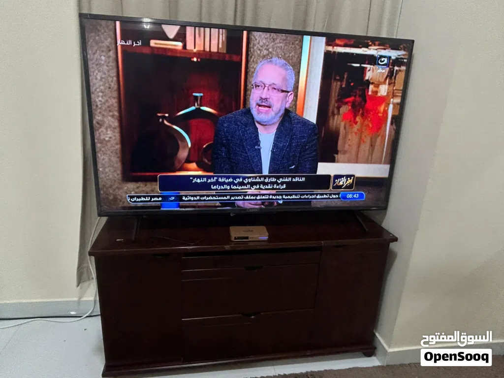 Sony 55 LED TV + Wooden TV Cabinet – Very Good Condition تلفزيون سوني 55 بوصة LED مع طاولة تلفزيون
