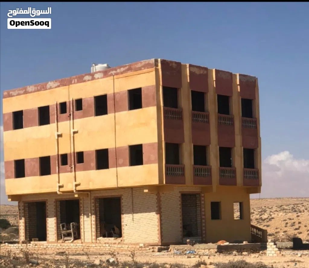 عماره قرب شاطئ عجيبه بالاضافه لأرض 450 م في مطروح للبيع