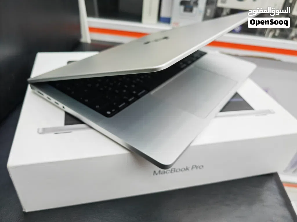Apple Macbook Pro M5 512 GB Storage and 16 GB Ram 14 Inch Display Size