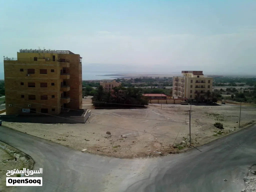 ارض في سويمه البحر الميت مساحه 1078 متر على3 شوارع مطله على البحر