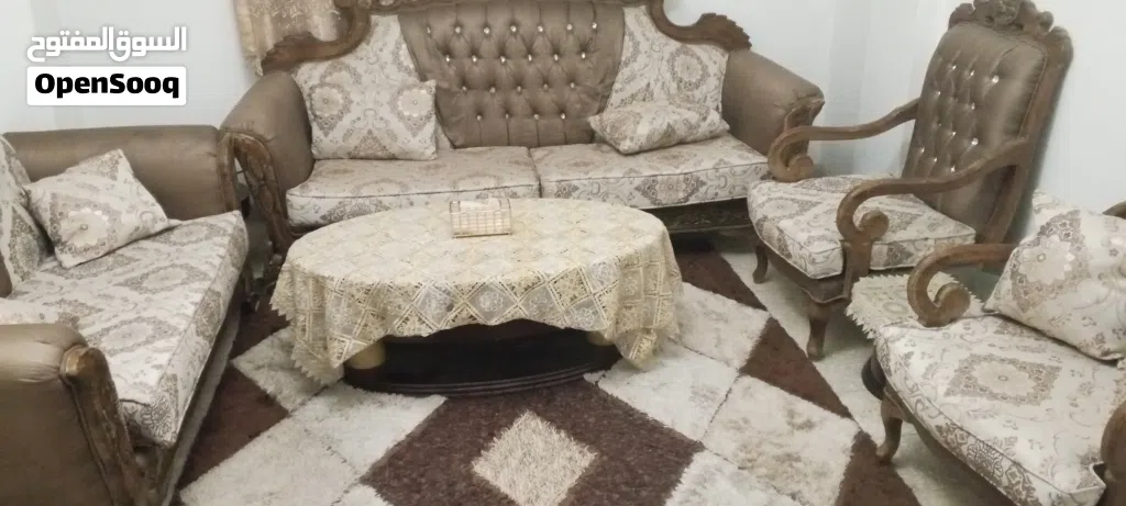 طقم كنب لون بني وبيج للبيع