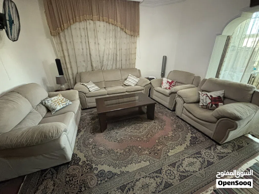 طقم كنب مستعمل للبيع (بحالة جيدة جدا) + طاولة وسطية