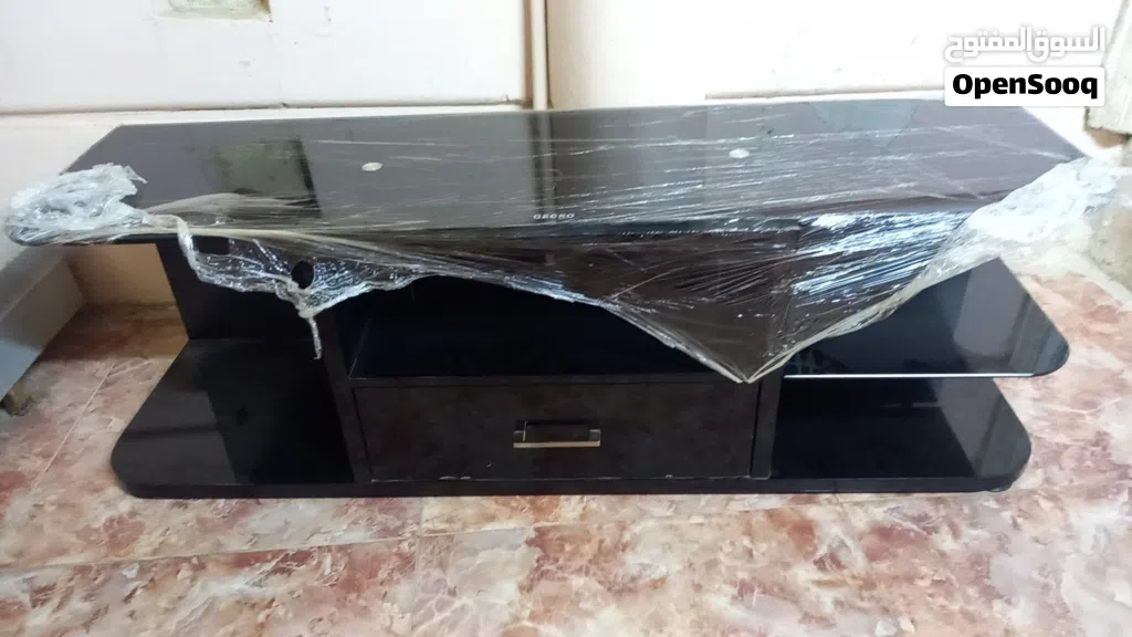 طاوله بلازمها نضيفه جداا