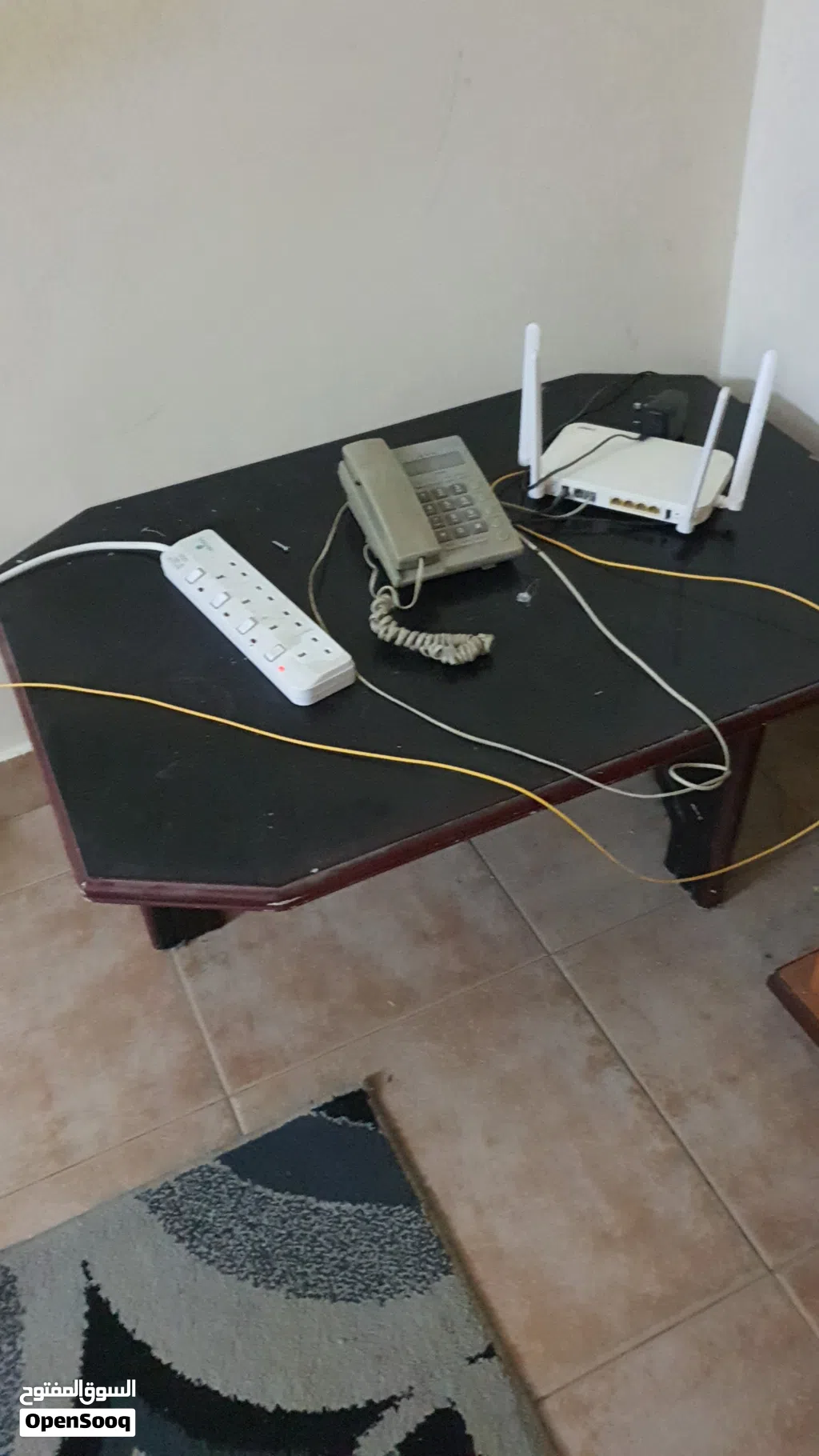 طاولة اللون اسود