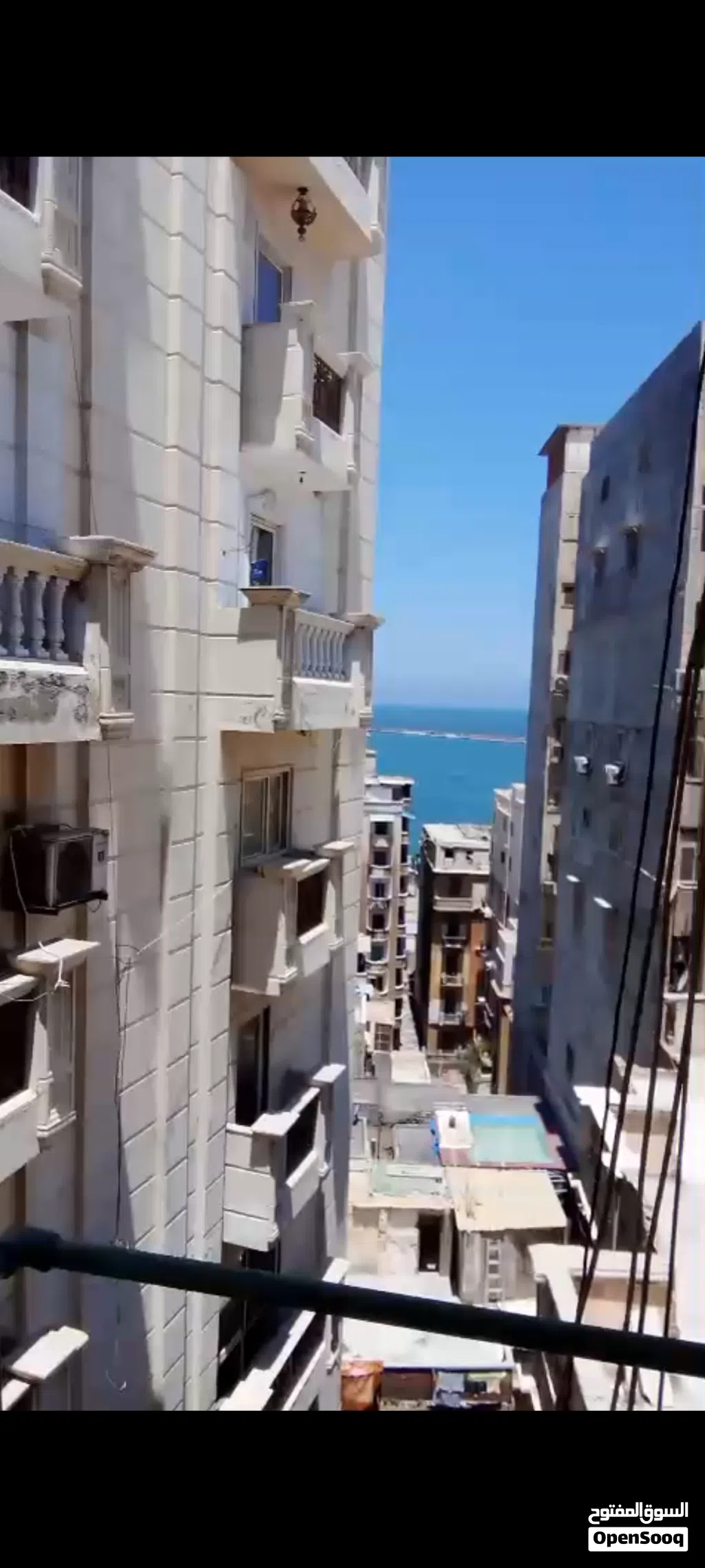 شقه للبيع بالازاريطه رؤيه جانبه للبحر
