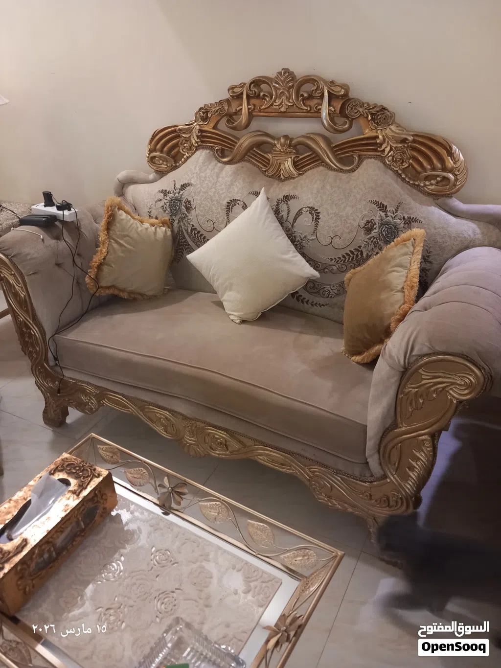 عدد 2 طقم كنباي ملوكي مذهب مع طاولتين وسط بسعر مغري