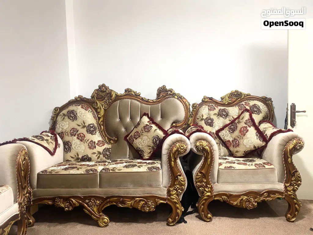 طقم كنب فخم بحالة ممتازة - تصميم كلاسيكي راقي