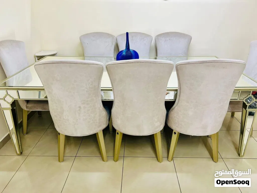 طاولة طعام مع 8 كراسي
