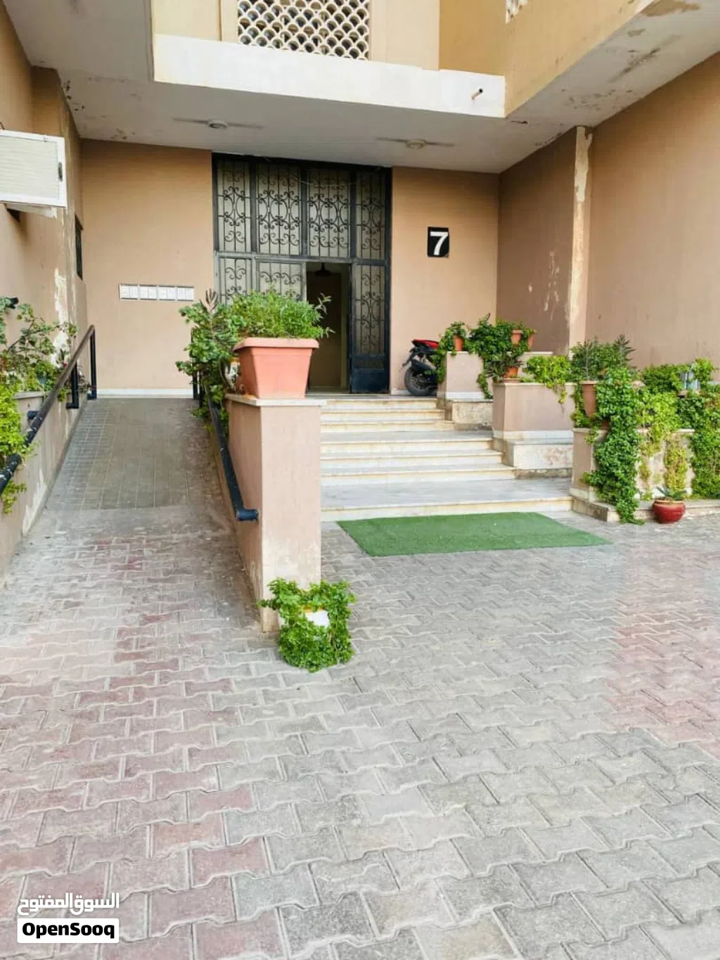شقة خدمية او سكنية لايجار في شارع المعري امام الملاهي