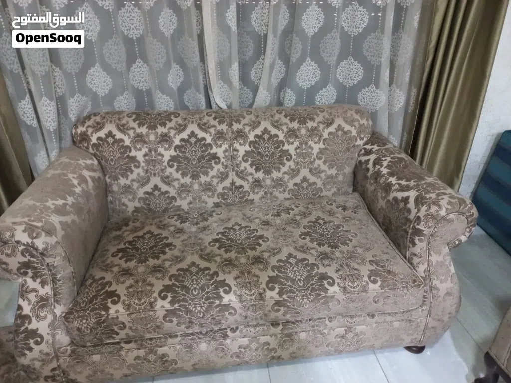 اثاث للبيع مع طاولة سفره ودنسوار