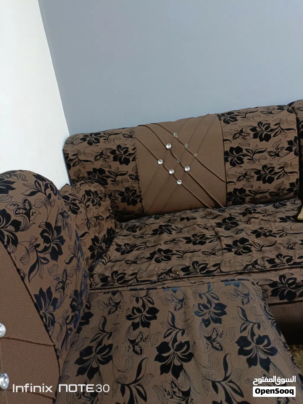 طقم كورنر لون بني مجوزات عدد 3 و مفردة عدد1 بحاجة إلى صيانة بالخشب وفي مزع خفيف من الجنب للبيع ب 15