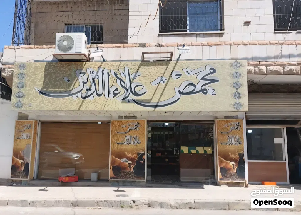 محلات تجارية وسط السوق المزدحم