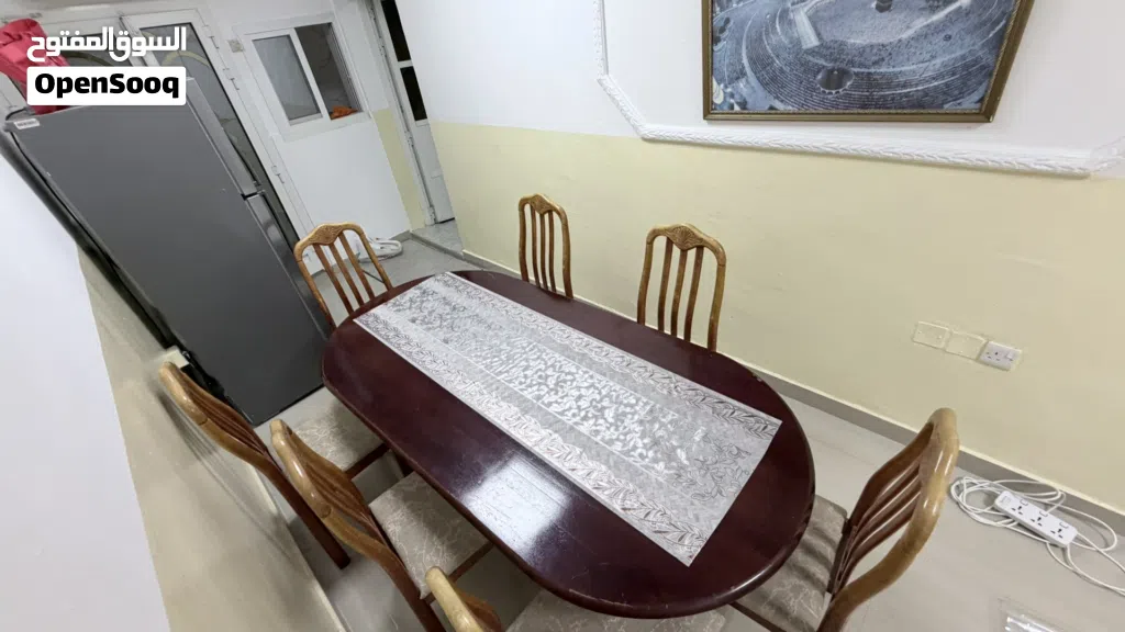 طاوله طعام شبه جديده تكفي 9 اشخاص مع 7 كراسي