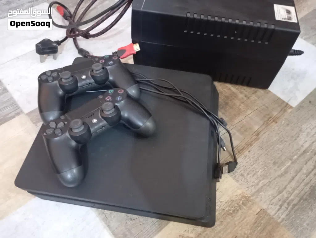 بلاي4 اخو الجديد مستعمل مرة واحدة (ps4) نضيف اليدات سليمة الكيبلات سليمة كانما جديد وياه قرصين هدية