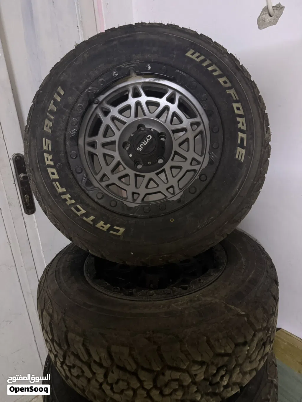 كوشوك خشن + جنط Cyrus 265/65 R17 5 5 براغي – شبه جديد مستخدم أسبوعين
