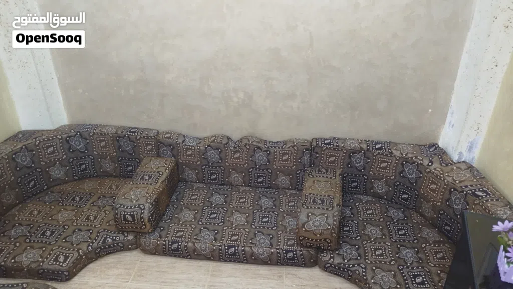 فراش عربي بحاله جيده الطقم ناقصه فرشتين بصير كامل