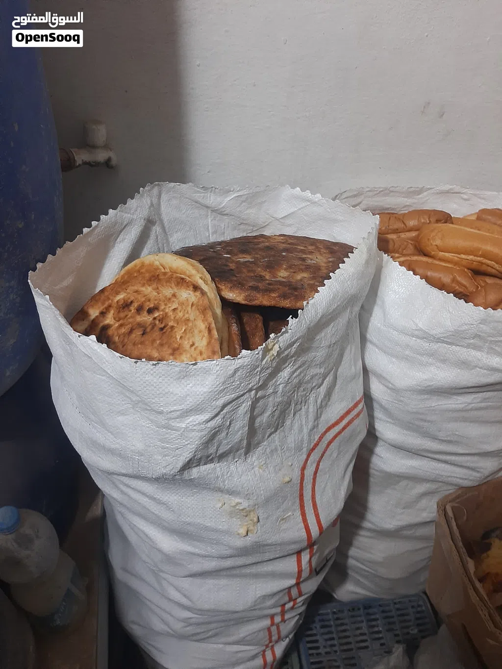 خبزة اربع شكاير ومعاهم صندوق خبزة خضرة