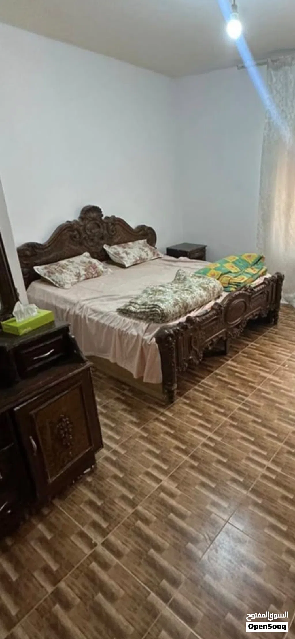 غرفة نوم سرير مزدوج خزانة ملابس كمودين تسريحه مع مرايا بدون فرشه