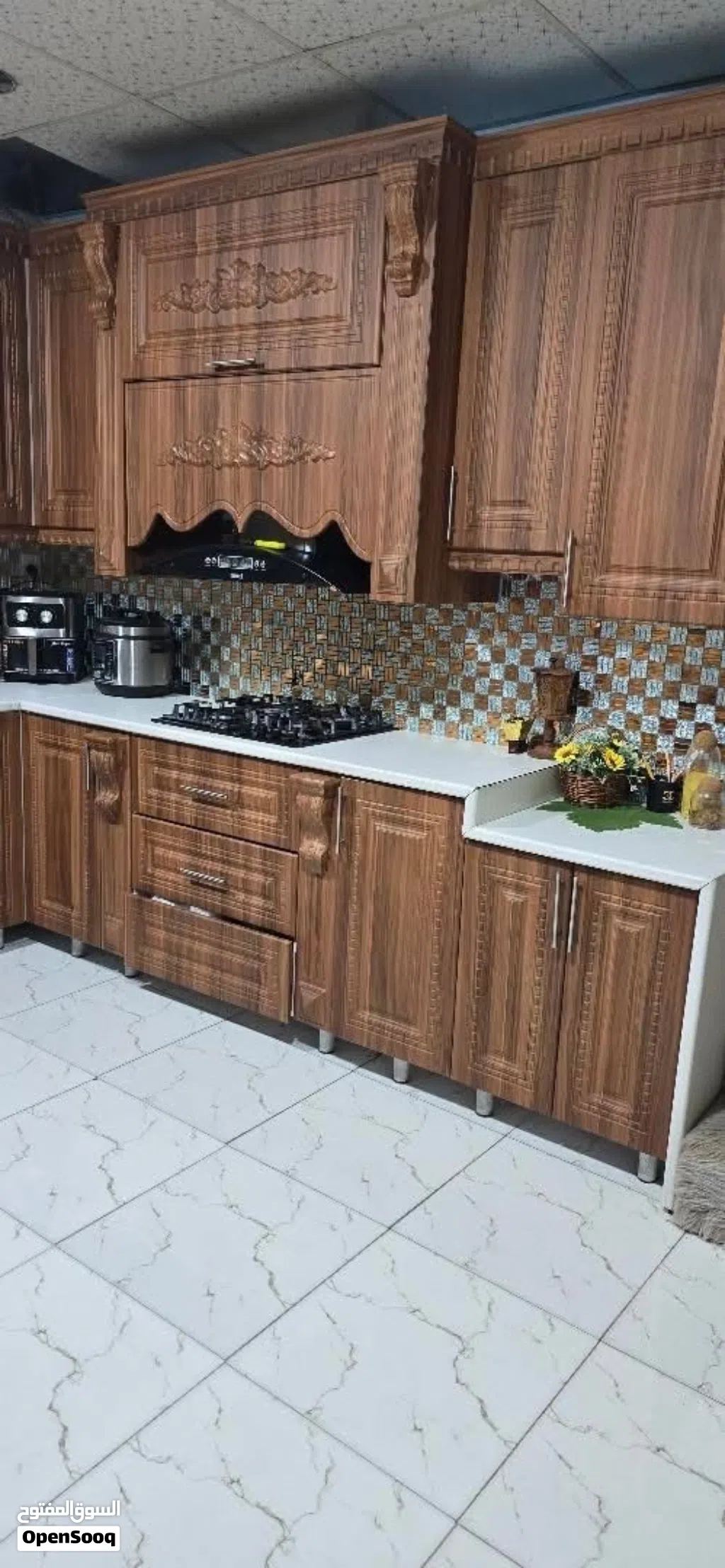 هذا الكاونتر خشب ويا طباخ والمفرغه اريده بمليونين لان كلش جديد وقوي مابي اي شي عنوان جبيله