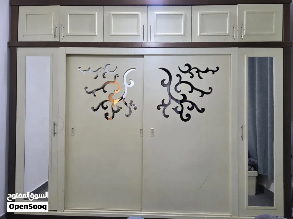 4 door cupboard with King Size Bed