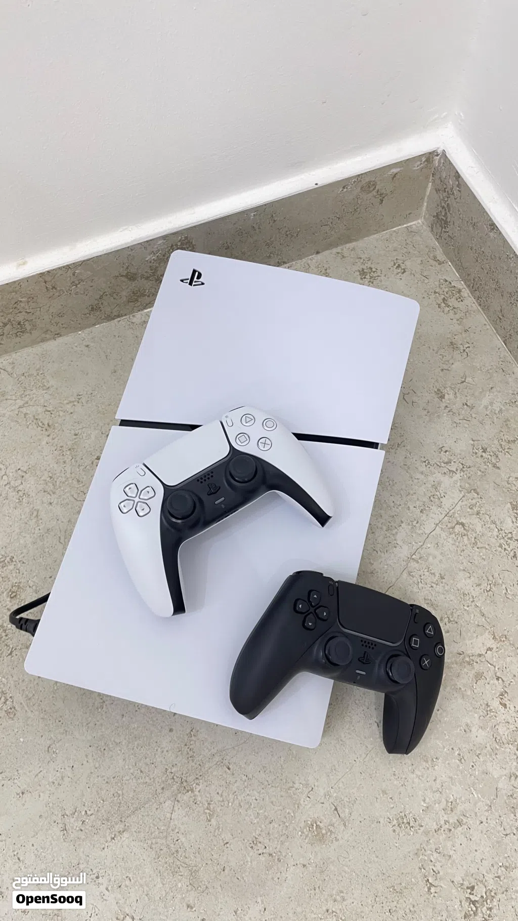 Playstation 5 Digtal + 2 Controller (Like New) & Warranty بلايستيشن 5 ديجتال مع جهازين و ضمان
