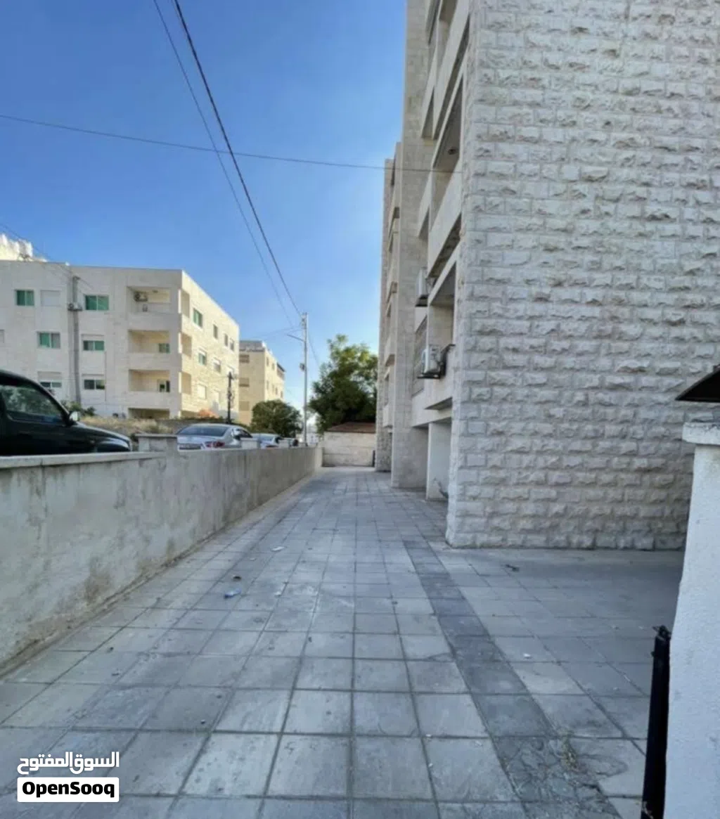 شقة للبيع مع رووف شبه جاهز