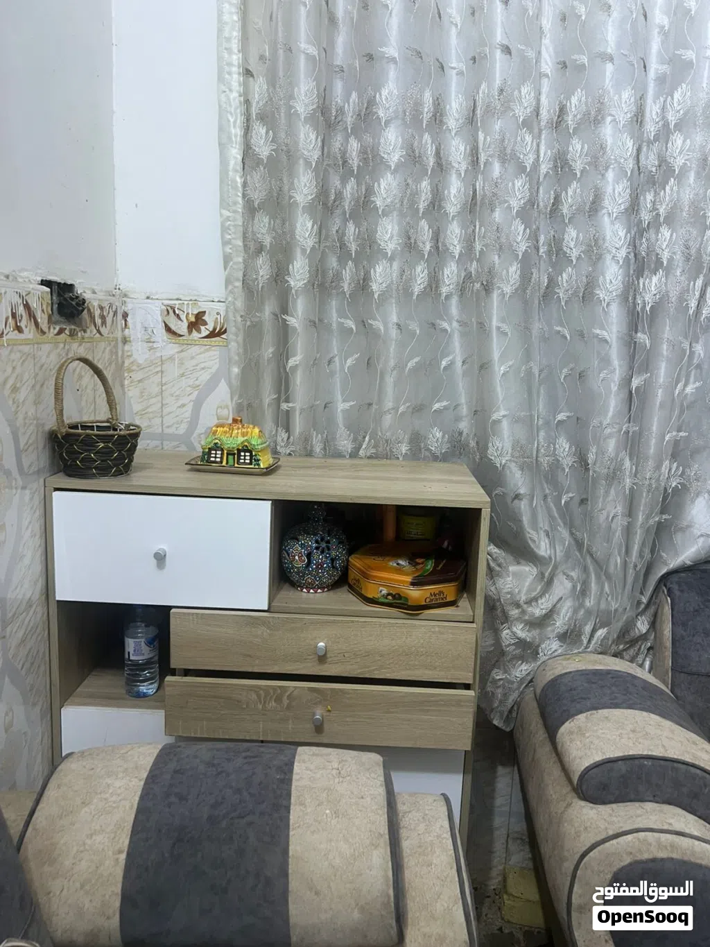 ميز خشب نظيف