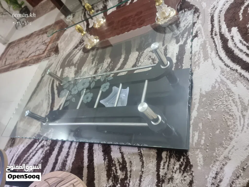 طاولتين وسط زجاج كبار جدا وطاولتين سرفيس خشب