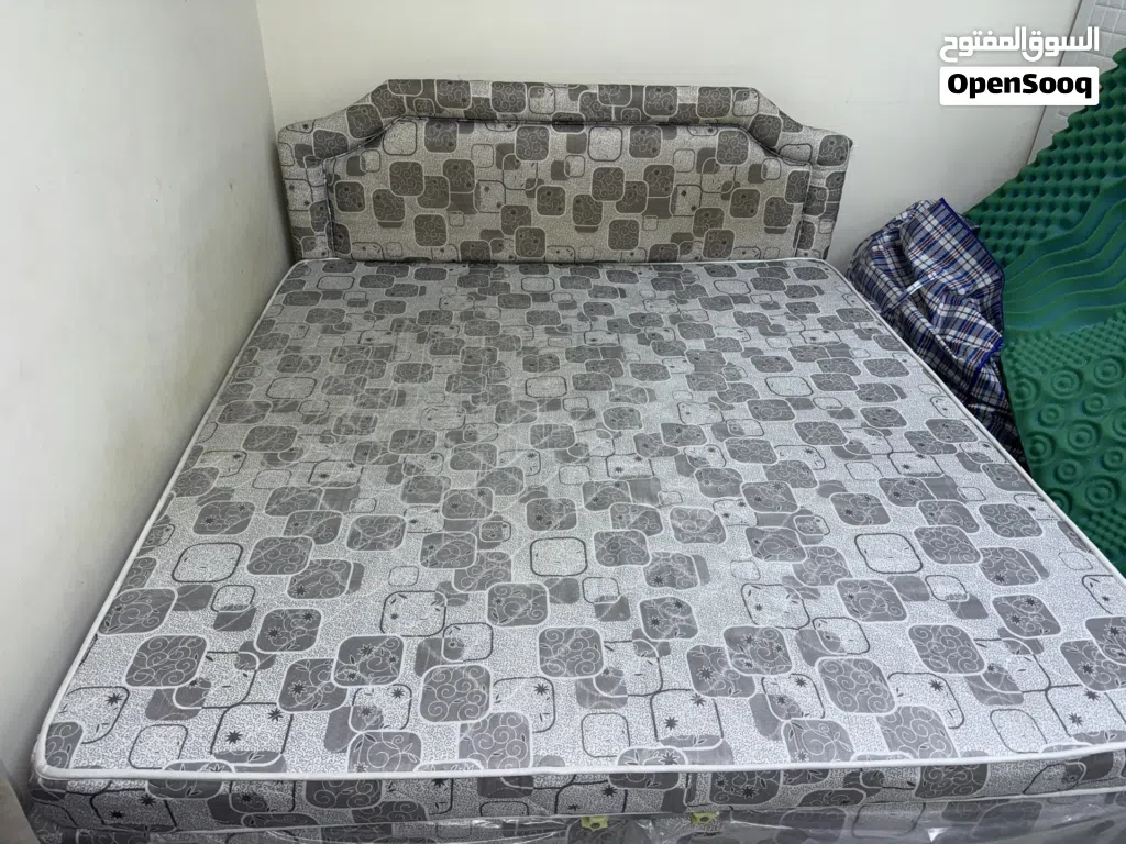للبيع سرير كبير ( King Size bed) مع مرتبة طبية