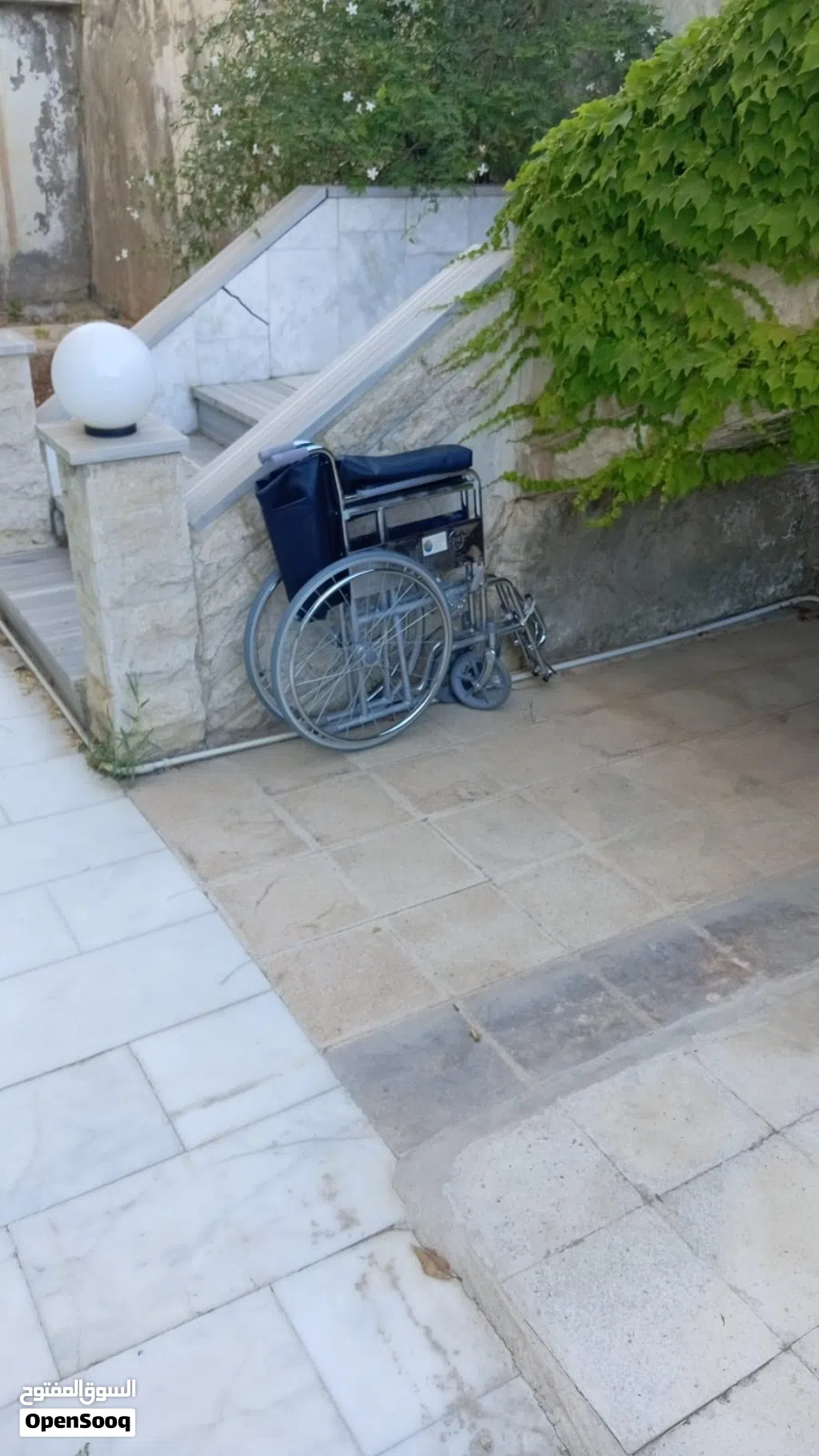 كرسي متحرك مستعمل بحالة الجديد للبيع استعمال فتره بسيطه جداً
