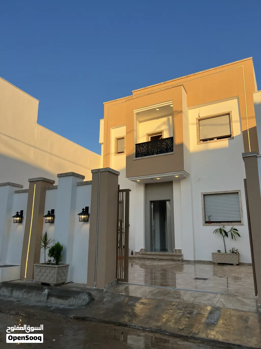 فيلاة دورين للبيع خليجي في عين زارة طريق لابيار موقع ممتاز جدا قريب من جميع الخدمات مشاء الله تشطيب