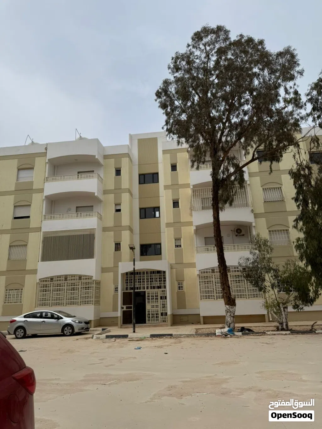 شقة ارضيه للبيع في قاريونس