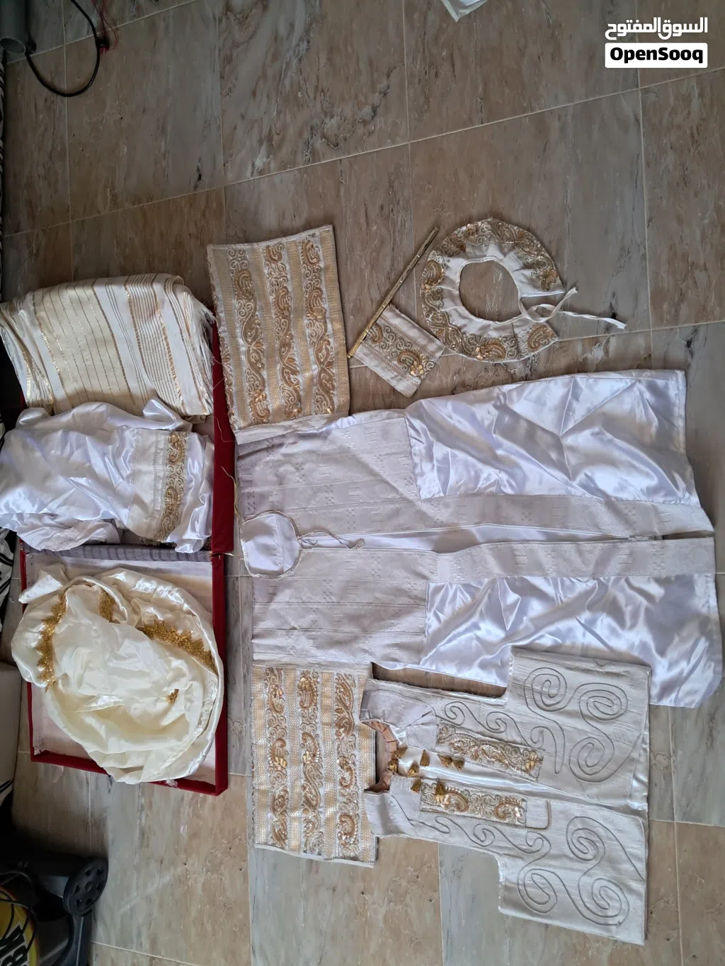 بدلة نسائية كبيرة