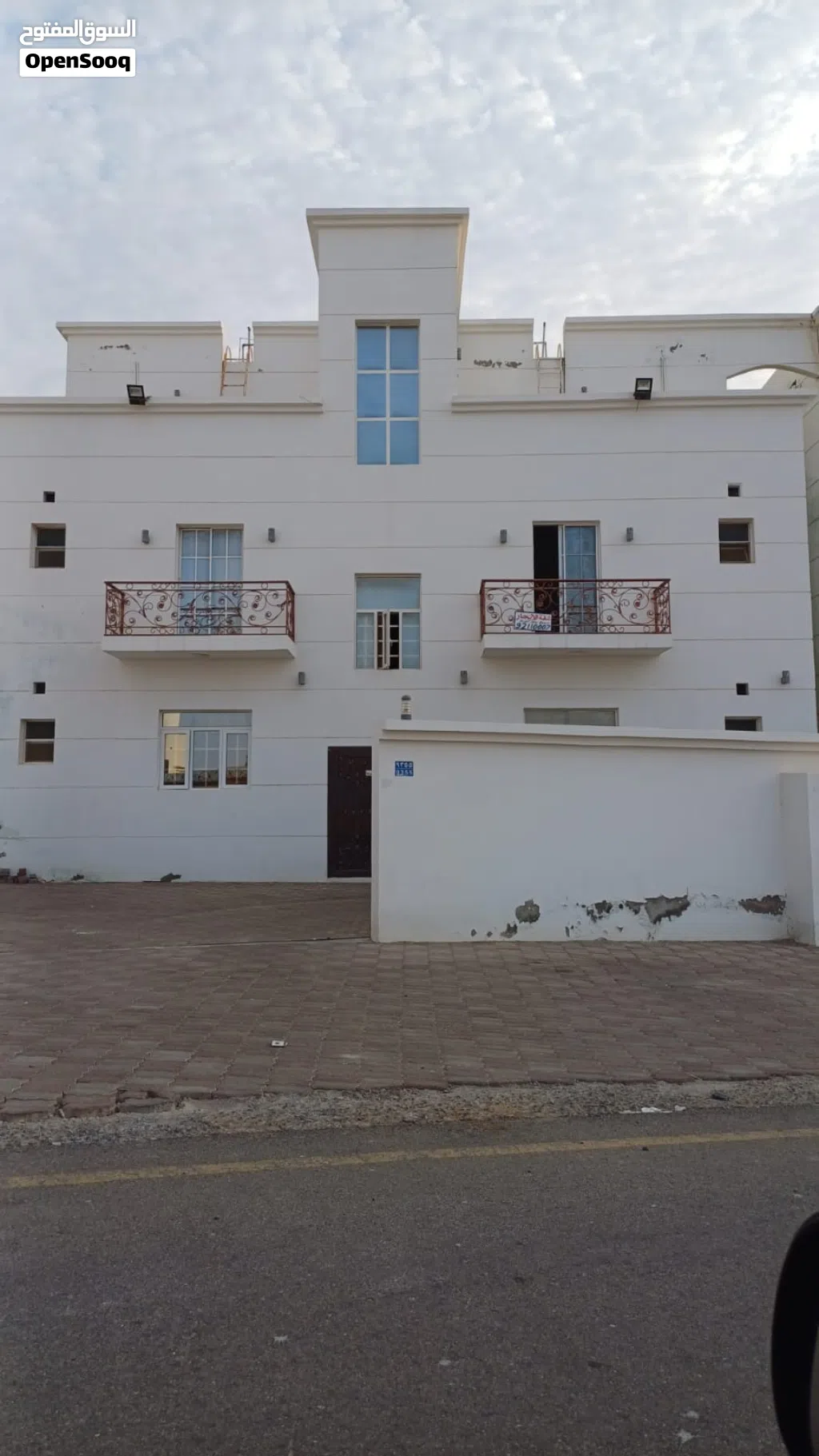 شقة سكنية في المعبيلة تبعد عن جامعة السلطان قابوس كيلو ونصف فقط يفصلها وادي الخوض فقط