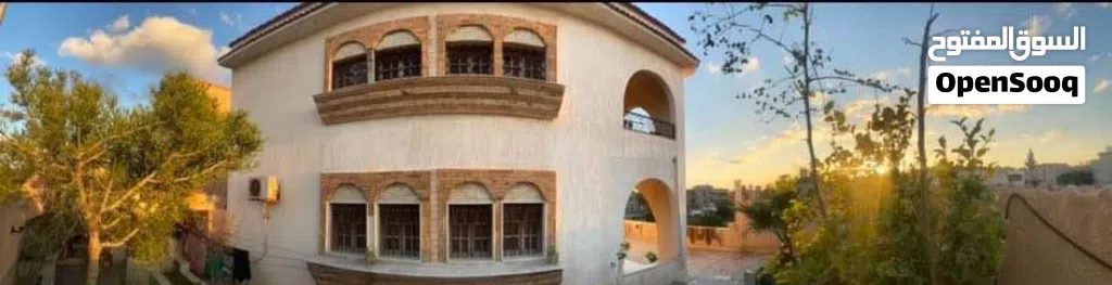 فيلله بموقع تجاري علي واجهتين وتتكون من 10 حجرات وصالة10×5,وعدد4حمامات وعدد3مطابخ وصالة 150متر مربع