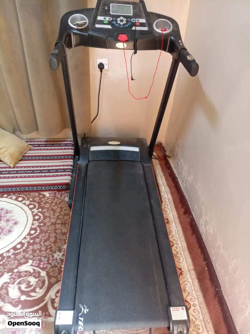 آلة مشي ممتازة كل شي سليم فيها