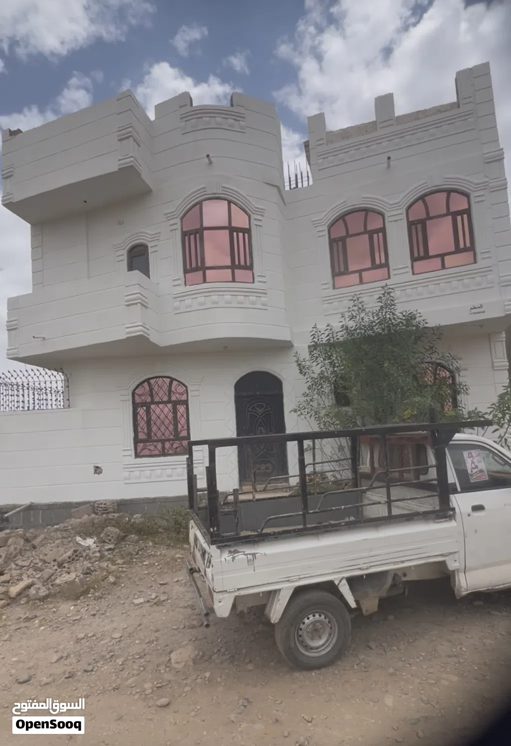 بيت دورين مساحه ثلاث شقق للإيجار