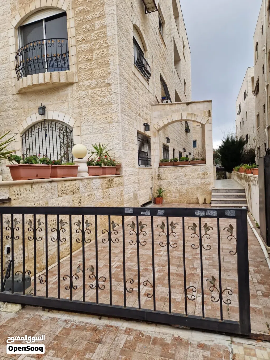 شقه ارضيه طابقيه للبيع 270 متر على ارض مساحتها 567 متر في ضاحية الآمير راشد بالقرب من شارع مكه
