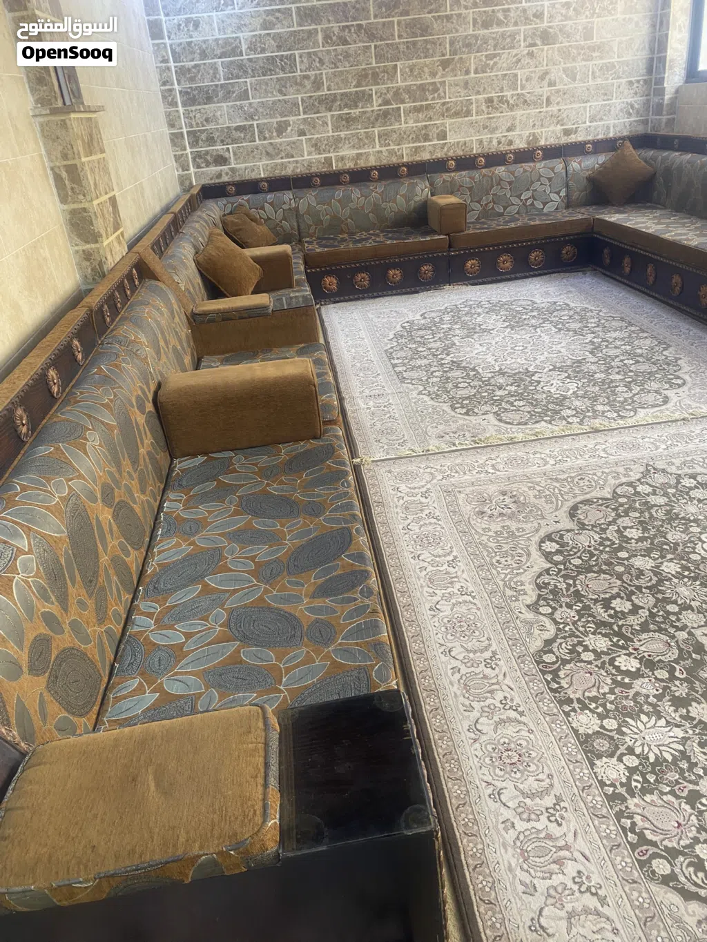 جلسة خليجية تفصيل خشب لاتيه 25 مقعد مشغولة بعناية بحالة ممتازة