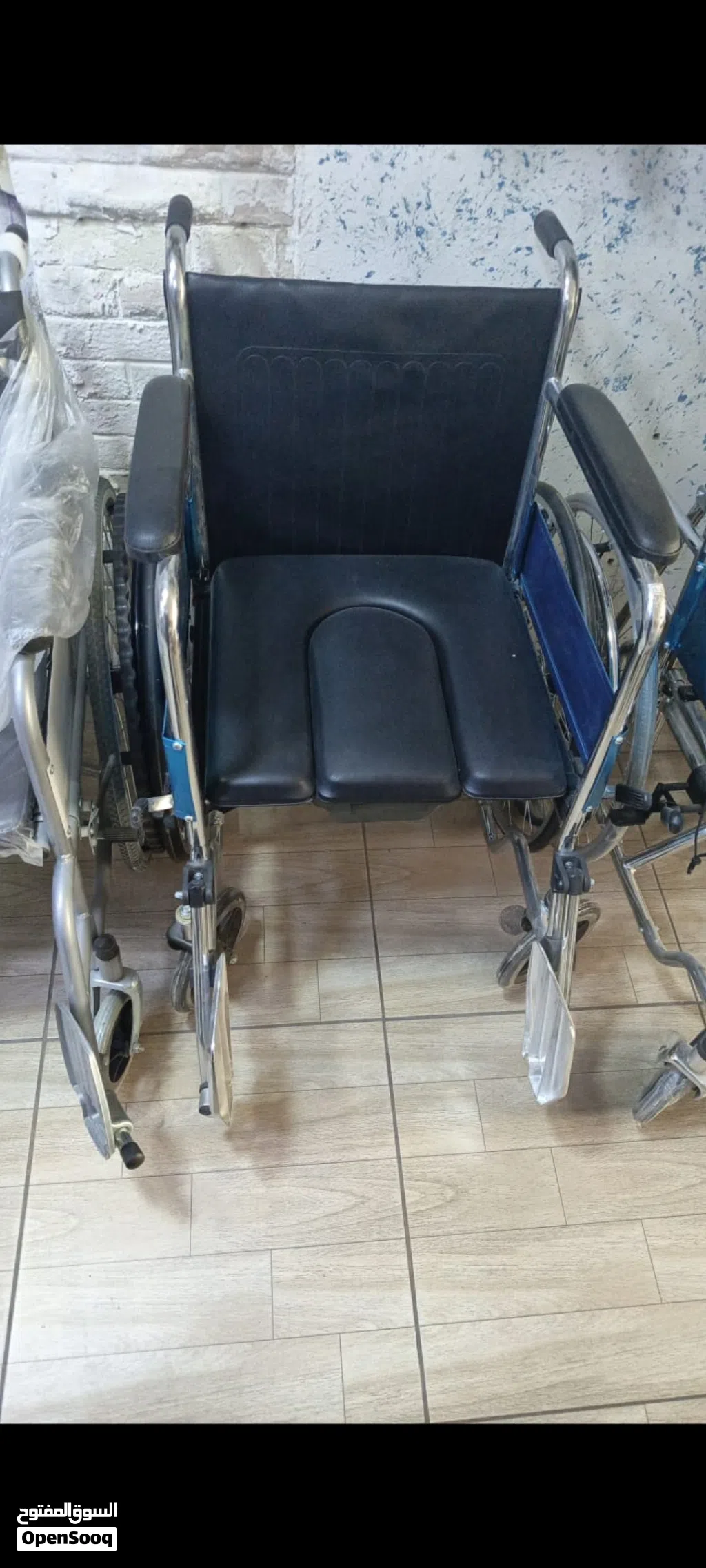 كرسي حمام متحرك لم يستخدم بسهر مناسب 40 دينار