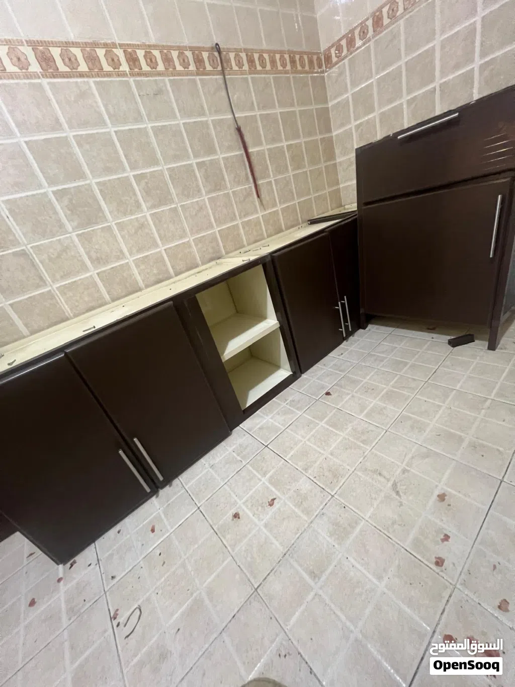 مطبخ مستعمل نضيف جدا للبيع بسبب النقل ملاحظة الابواب ليست مخلوعة لانها بزاوية