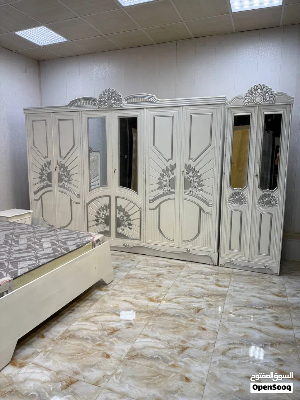 نجارة عراقية بتصميم تركي حديث، وتُصنف ضمن الدرجة الاقتصادية التي تجمع بين المظهر الفخم والسعر المناس