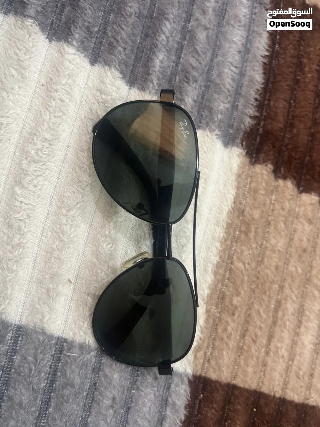 نظارة شمسية من ماركة Ray-Ban