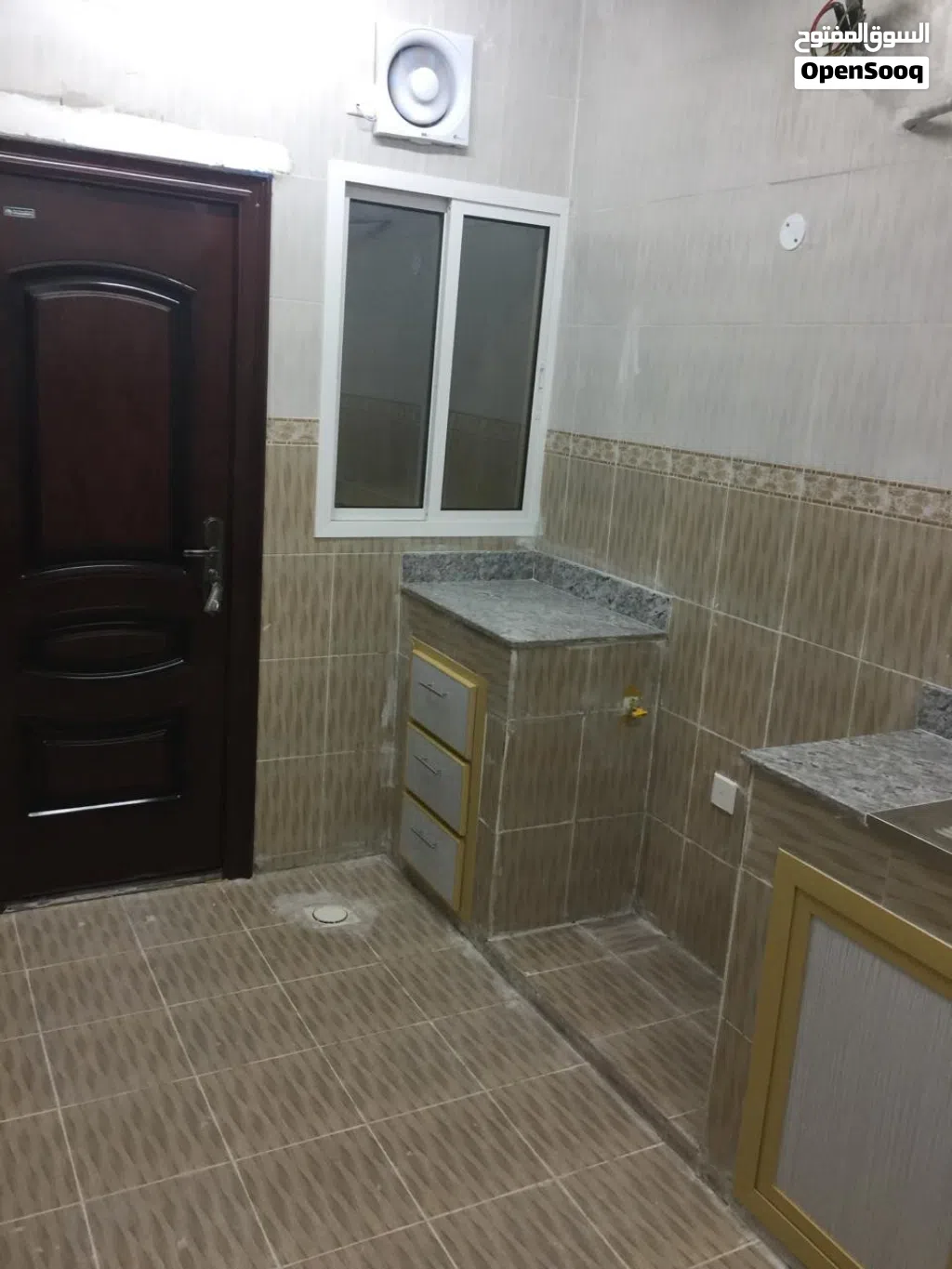 شقه في المعبيله الجنوبيه منطقه تجاريه فيها جميع محلات وخدمات بلوك 5/2 خلف مقهي الديوانيه لايجار