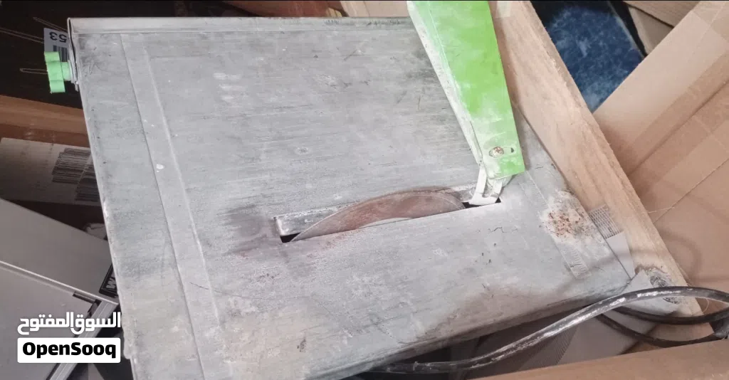 ماكينة قص البلاط و السيراميك و أيضا تستخدم لقص الحجارة الكريمة