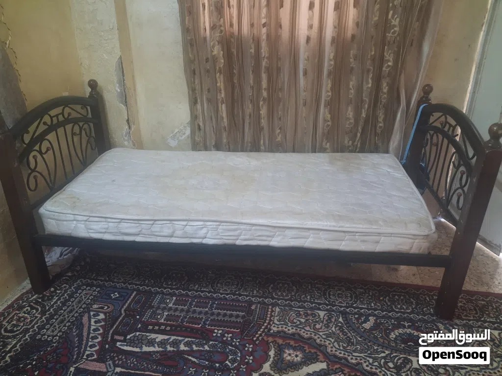 تخت مع الفرشه النوع الأصلي بنفك وبتركب ببراغي سداسيات