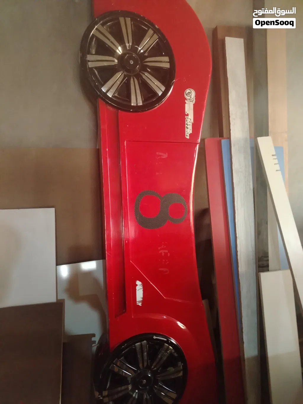 سرير طفال على شكل سياره